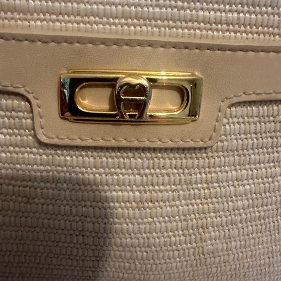 Vintage Etienne Aigner crossbody bag in classic tan with woven texture - Picture 2 of 5